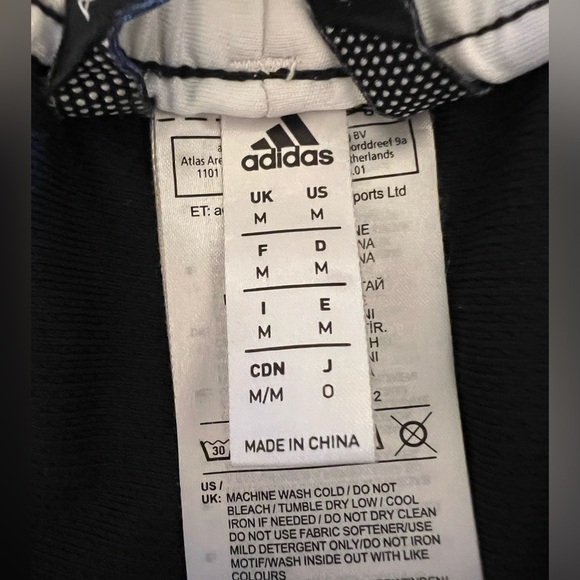 ADIDAS SIGNATURE SHORTS FOR BASKETBALL .         SIZE MEDIUM.   BLACK AND WHITE - Picture 4 of 7